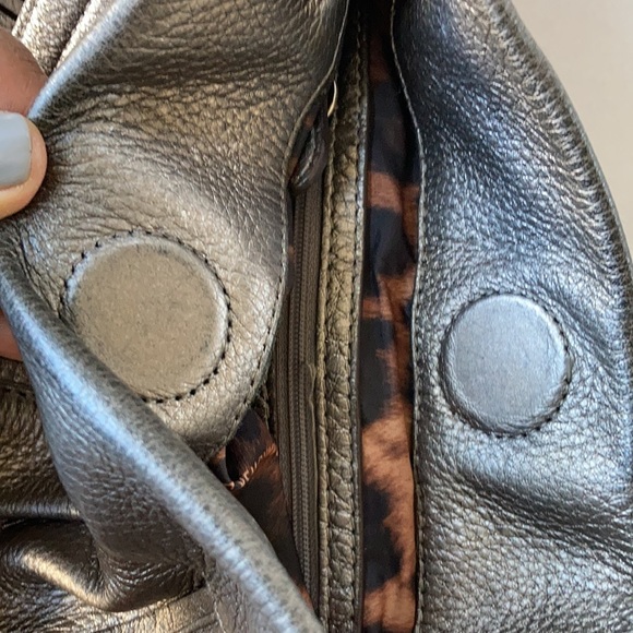 B. MAKOWSKY crossbody gray metallic silver leather bag - Picture 5 of 12